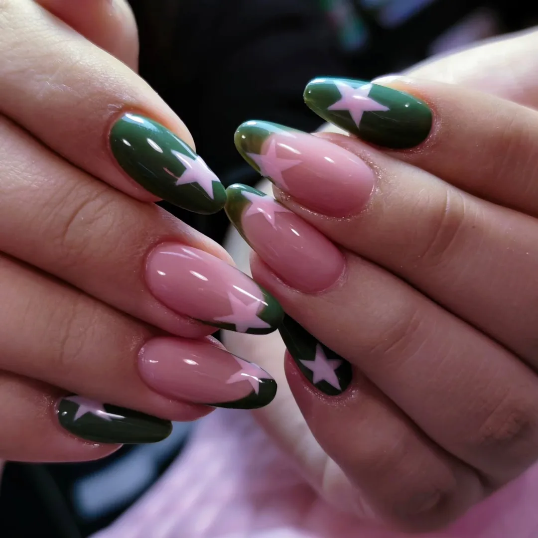 Verde olivo con estrellas rosas