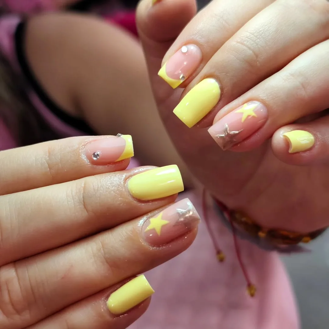 Amarillo pastel con estrellas