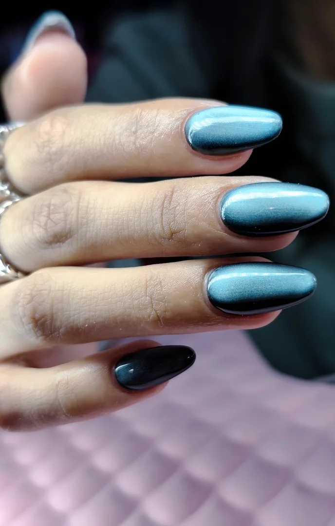 Cat eye azul con una uña negra