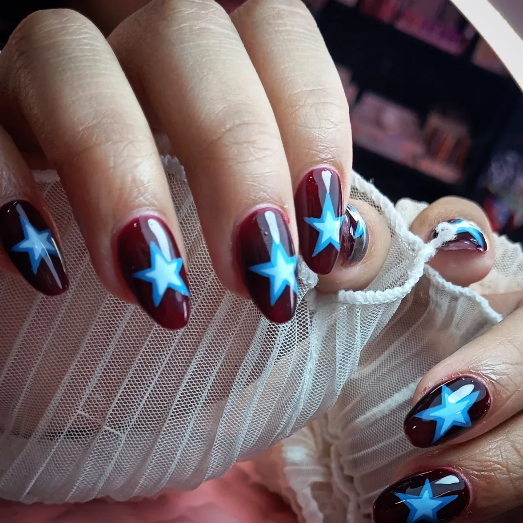 Vino con estrellas azules